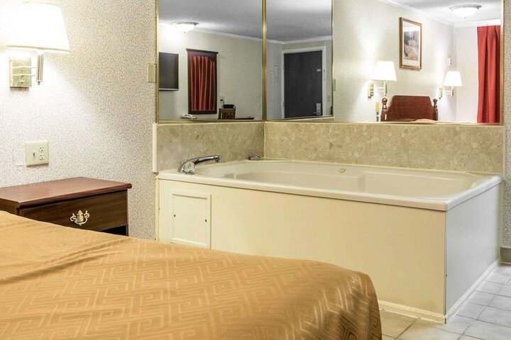 1 King Bed (4 of 7)