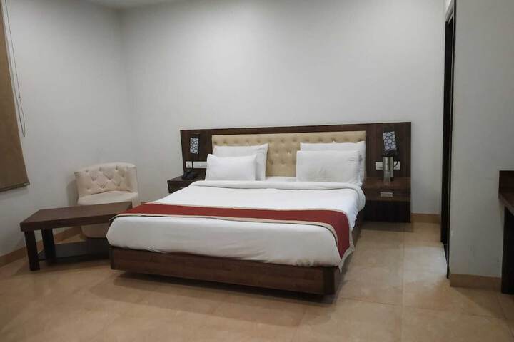 Room 10 of 28
