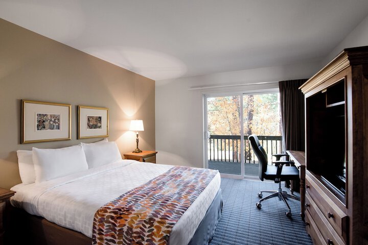 1 Queen Bed (15 of 16)