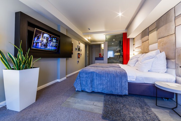 Room 17 of 48