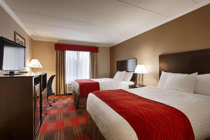 2 Double Beds Work Desk Refrigerator, Continental Breakfast (2 of 7)