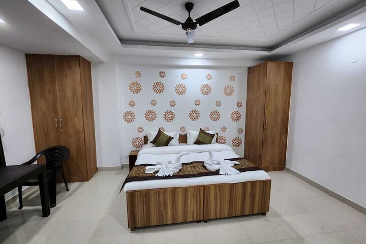 Room 8 of 13