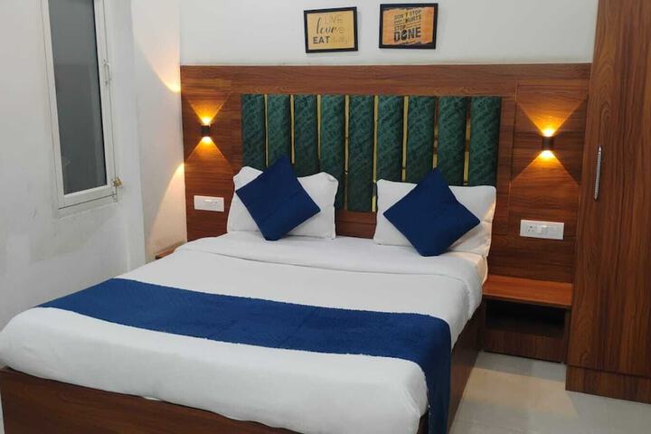 Room 4 of 7