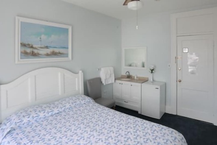 Room 8 of 28