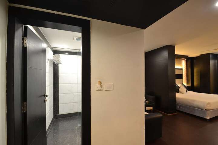 Room 12 of 33