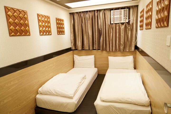 Room 14 of 106