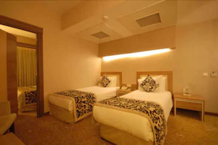 Room 6 of 8