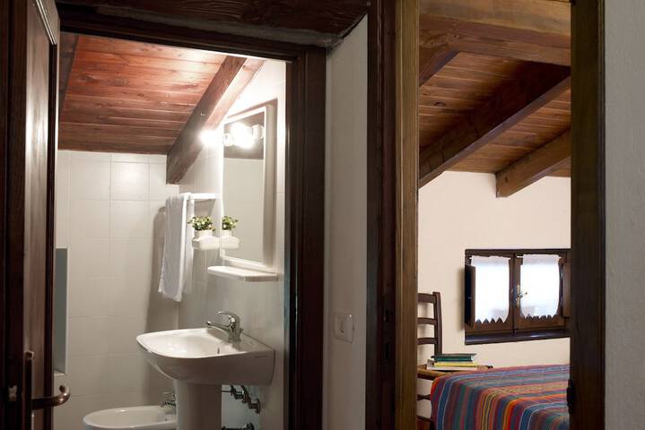 Room 33 of 62