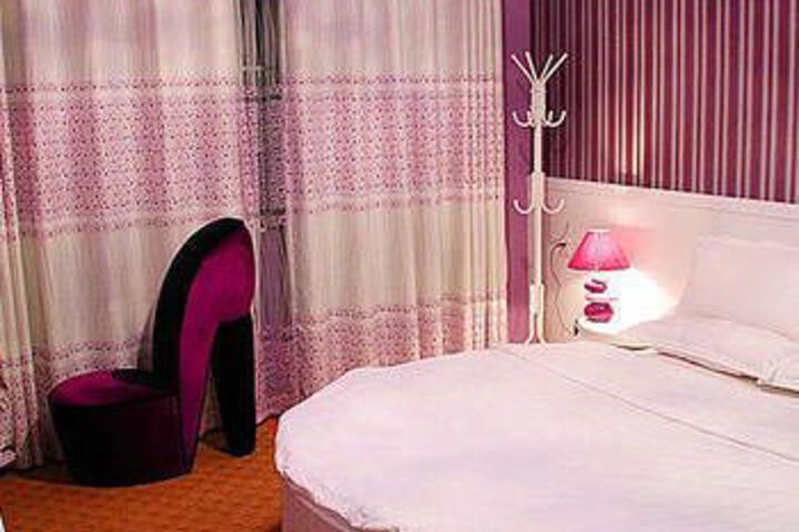 Room 12 of 19