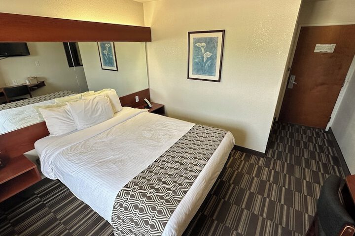 1 Queen Bed 1st Floor (14 of 17)