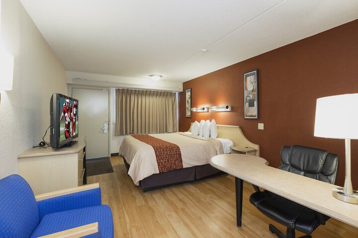 Deluxe King Bed Accessible (3 of 11)