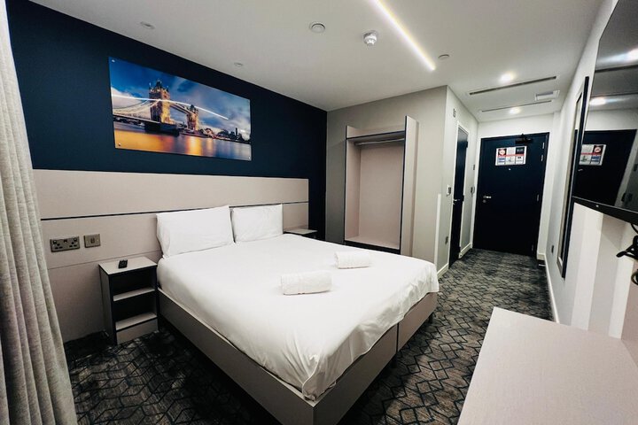Room 8 of 33