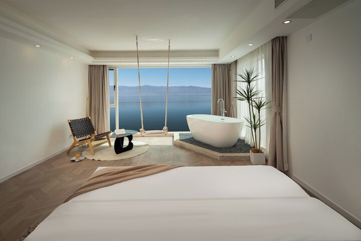 Room 13 of 28