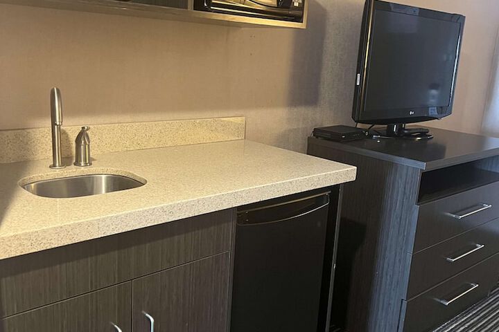 2 Queen Beds Microwave and Refrigerator WiFi Full Breakfast (1 of 11)