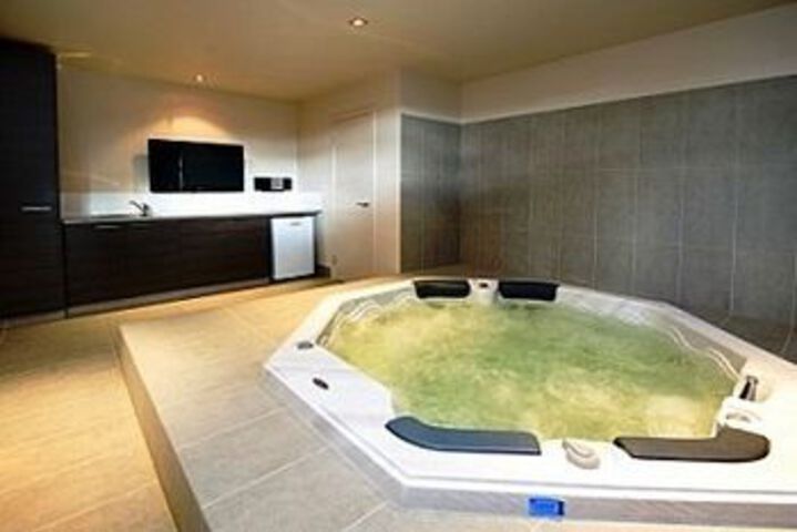 Hot Tub 8 of 13