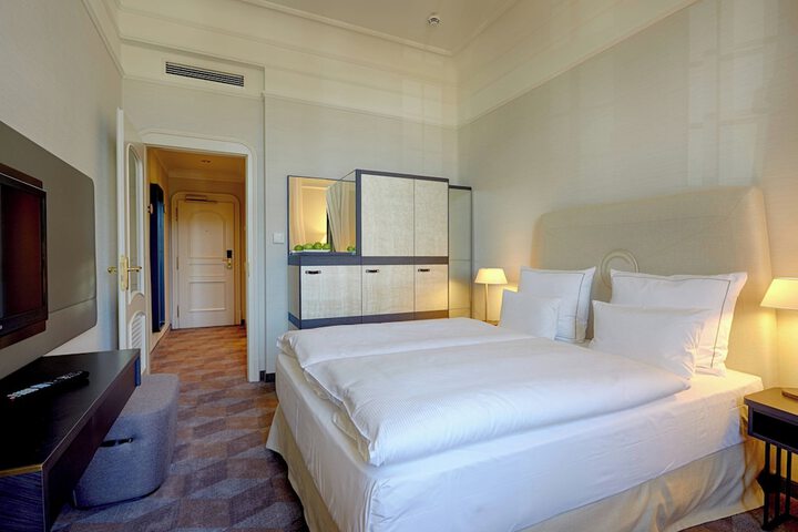 Room 10 of 66