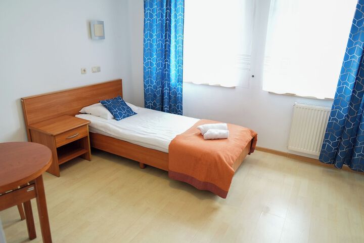 Room 6 of 77