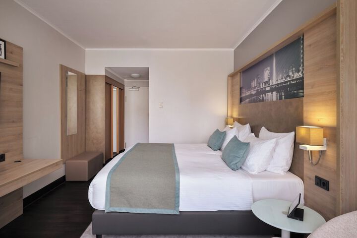 Room 7 of 60