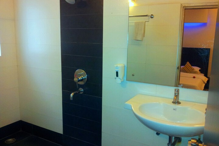 Room 17 of 34
