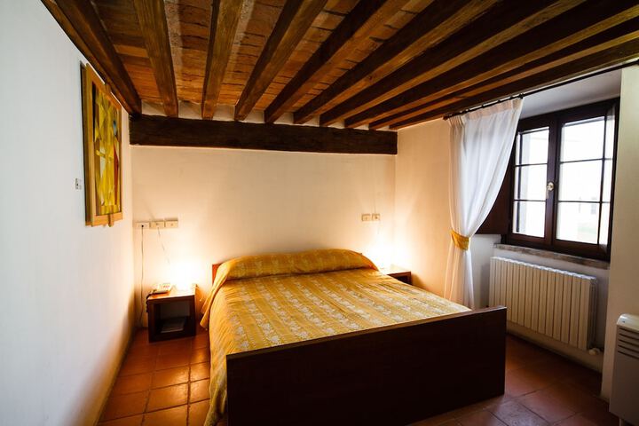 Room 4 of 33