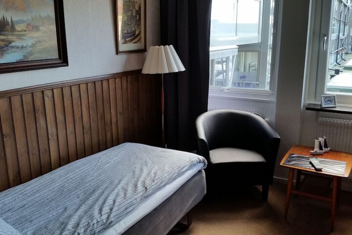Room 7 of 33