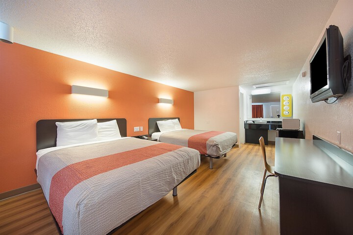 2 Queen Beds (8 of 13)
