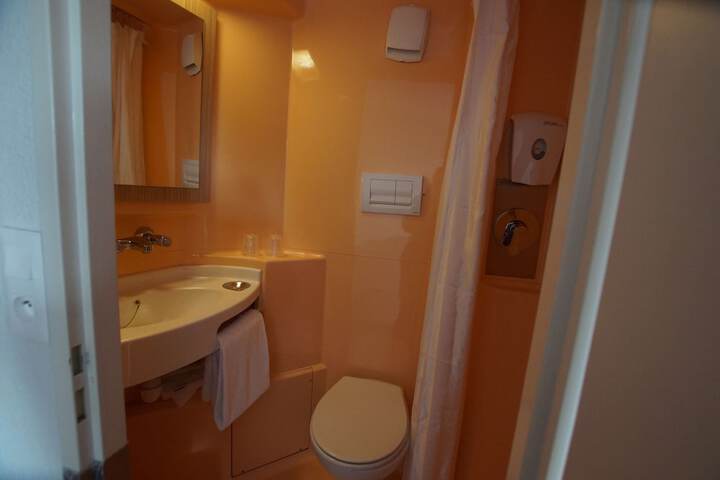 Room 21 of 49