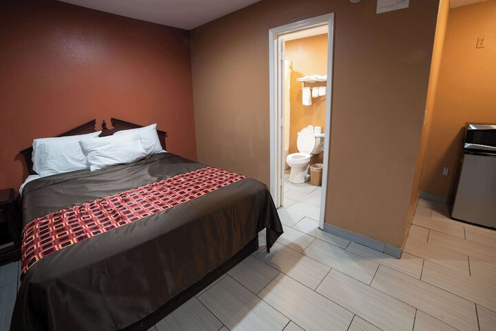 1 King Bed (4 of 11)