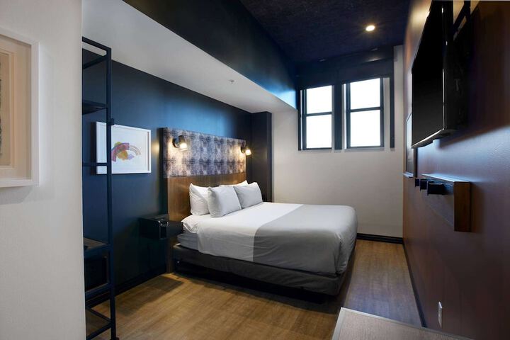 1 King Deluxe Room (18 of 23)
