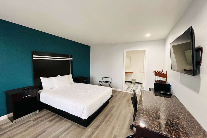 1 Queen Bed | Mob Accessible Roll in Shower Micfridg (7 of 25)