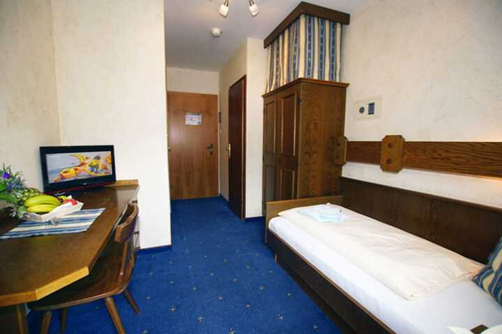 Room 3 of 43