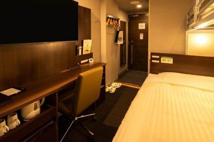 Room 6 of 13