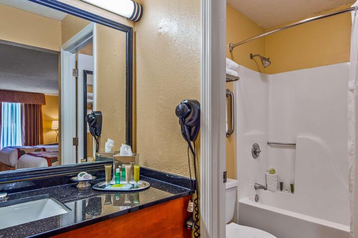 2 Queen Beds Room Upstairs Work Desk Microwave and Refrigerator WiFi Continental Breakfast (2 of 10)