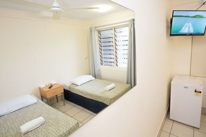 Room 6 of 33