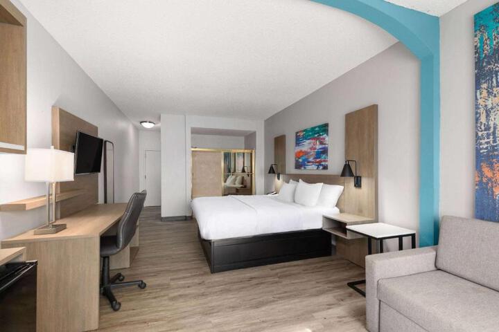1 King Bed Accessible (7 of 14)
