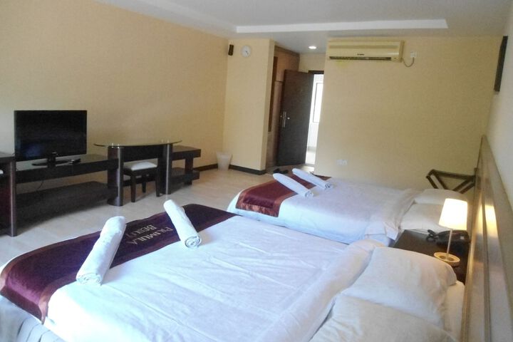 Room 12 of 32