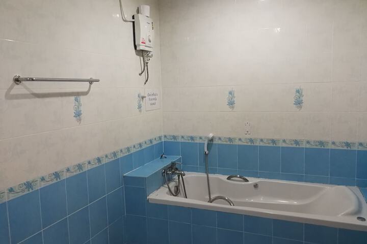 Deep soaking bathtub