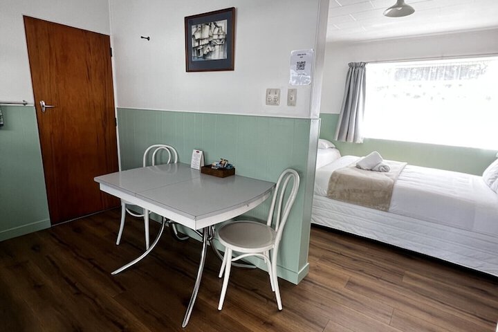 Room 9 of 16