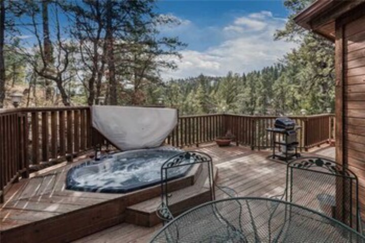 Cabin on the Creek - Three Bedroom Cabin with Hot Tub