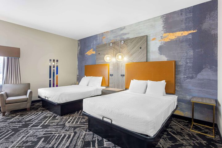 2 Queen Accessible Bathtub Microwave, Refrigerator WiFi Continental Breakfast (18 of 21)