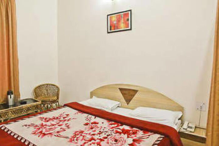 Room 4 of 7