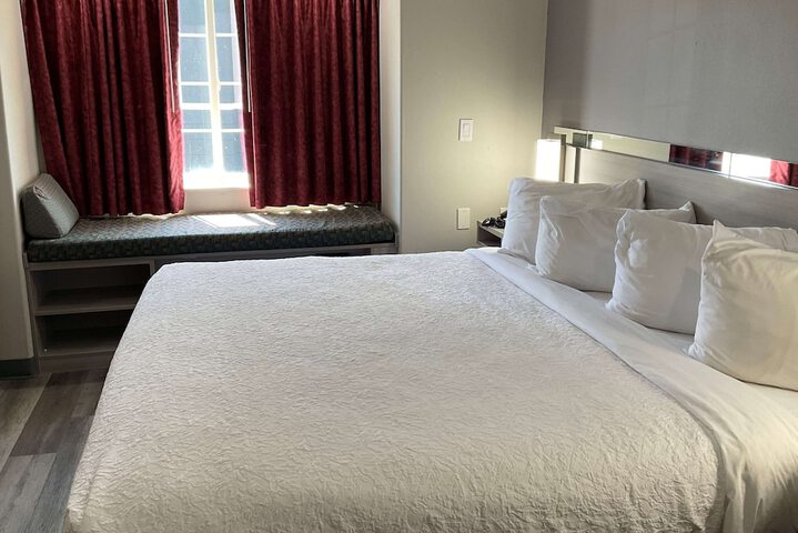 1 King Bed (2 of 12)