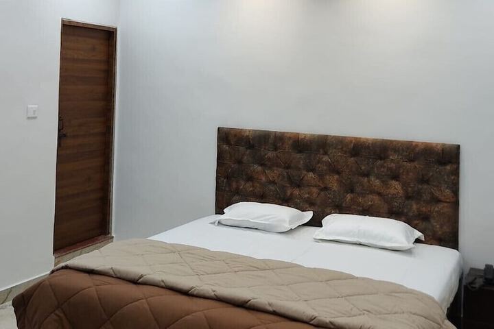 Room 7 of 9
