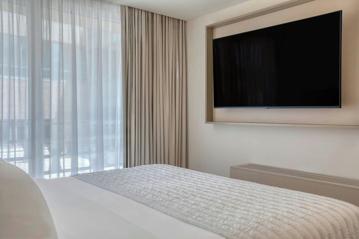 Room 37 of 212