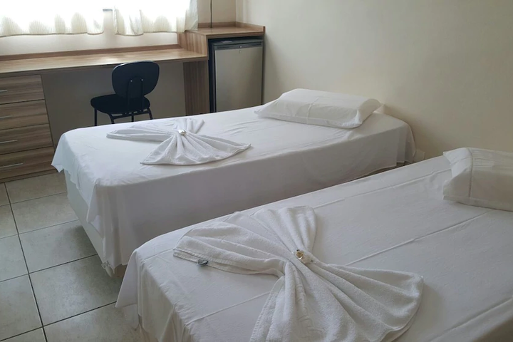 Room 6 of 10
