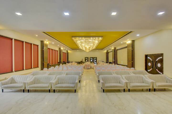Ballroom/Hall 25 of 31