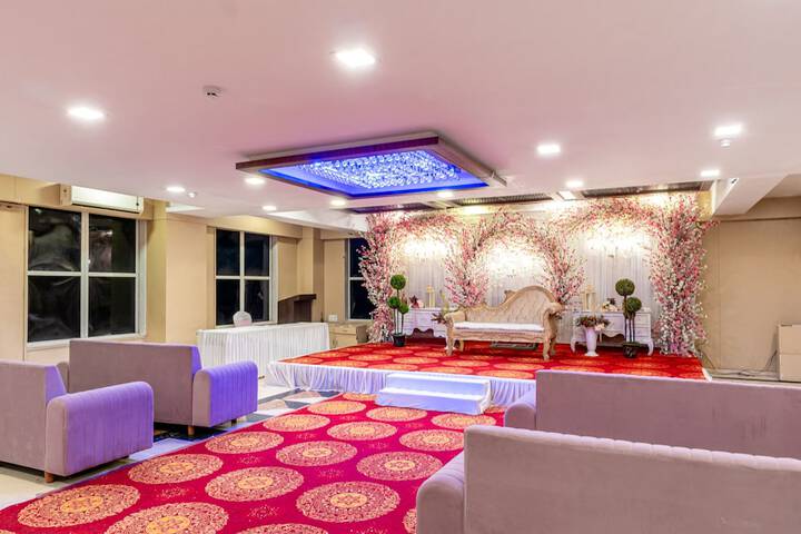 Ballroom/Hall 34 of 54