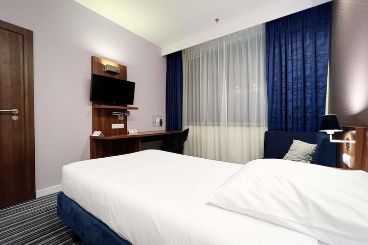 Room 13 of 72