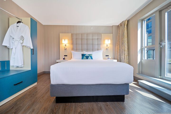 Room 10 of 80