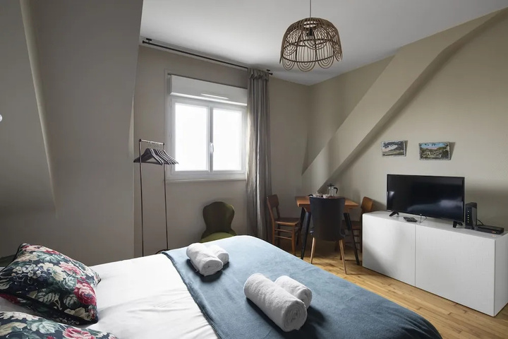 Room 5 of 8